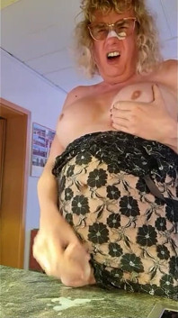 Tgirl Anna Wank och sperma i sexig nattklänning