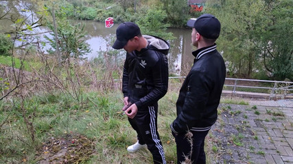 boyzxy212: Шалавливые пареньки-геи подрачивают и сосут хуй на улице