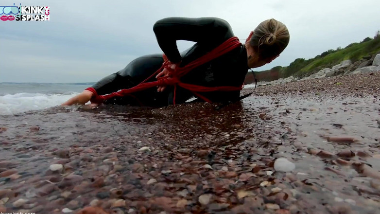 UKCuteGirl: Hogtied într-un costum umed - frânghie Bondage Escape Challenge pe plajă