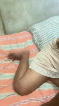 Una troia calda viene scopata duro tutti i buchi si riempiono con il marito che sborra