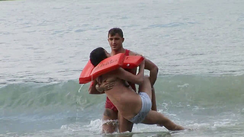 Gay X: Sexo en la playa - (sin condón)