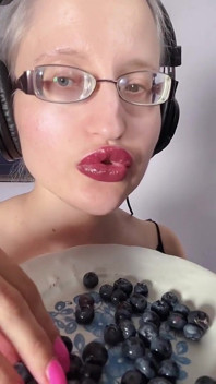 Saya makan blueberries besar yang sedap