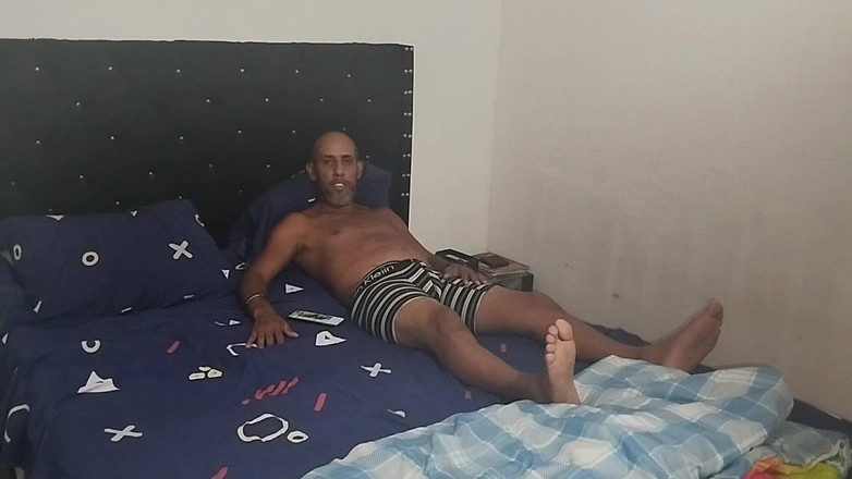 Adribella69: Tatăl meu vitreg se masturbează în timp ce mama mea vitregă...