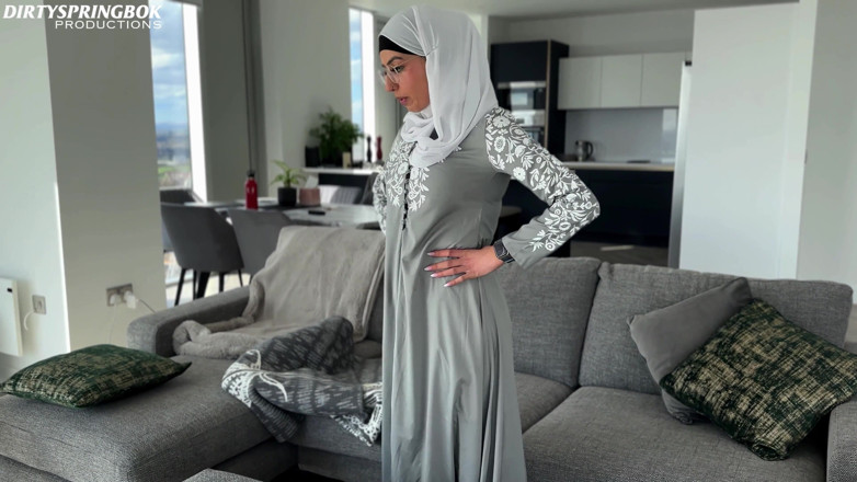 Aaliyah Yasin: Masum hizmetçi Aaliyah Yasin seks oyuncaklarını keşfediyor