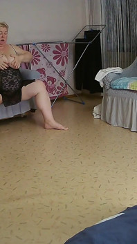 ผู้หญิงอ้วนใช้นิ้วแย่หัวนมและหีตัวเอง