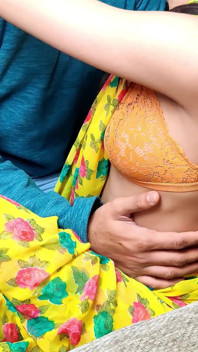Desi Bhabhi zavolala svému příteli s velkým ptákem doma a tvrdě šukala ve žluté sárí