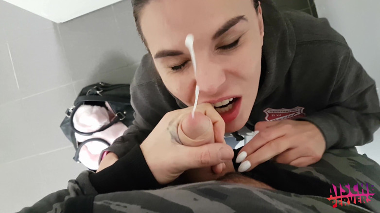 Aische Pervers: Foxy German babe gets her pussy drilled in a mall