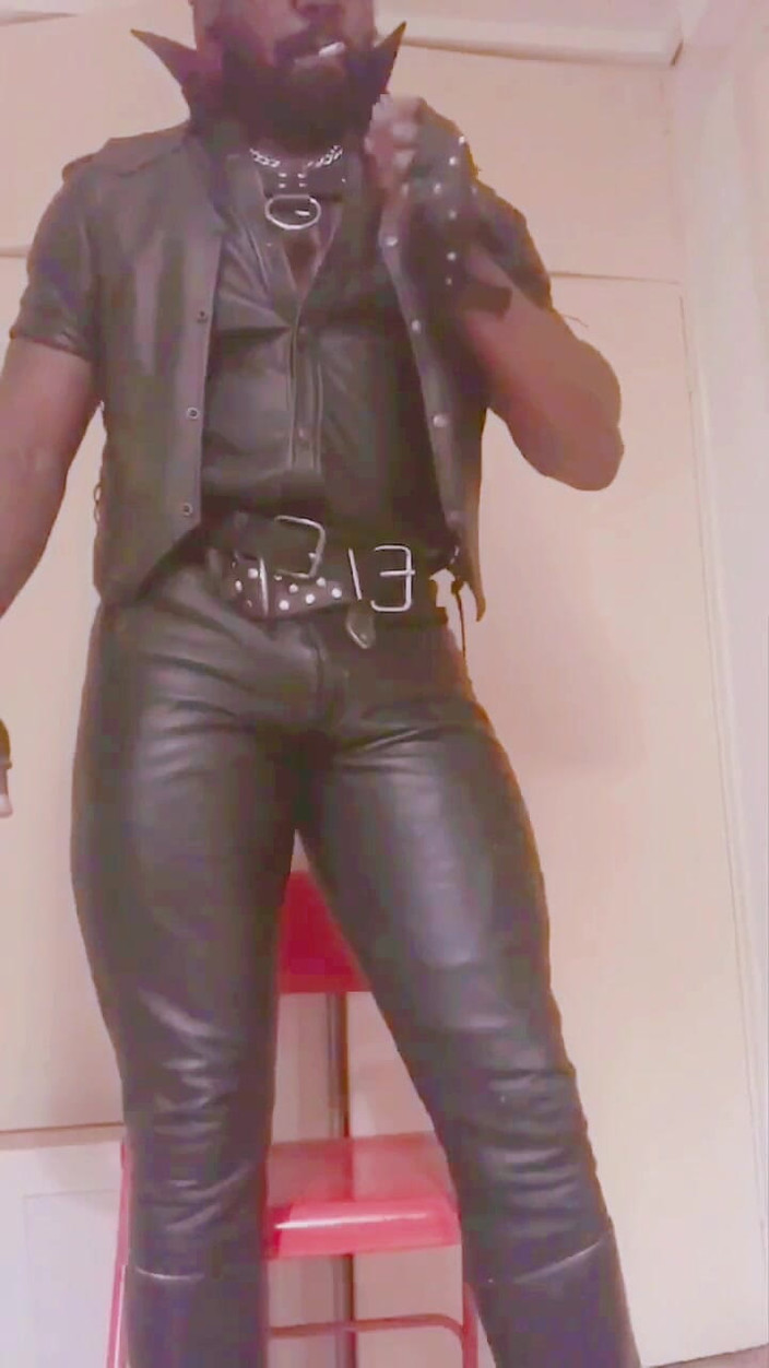 Black smoking muscle stepdad: Couro Fumando Rabuda Do Papai