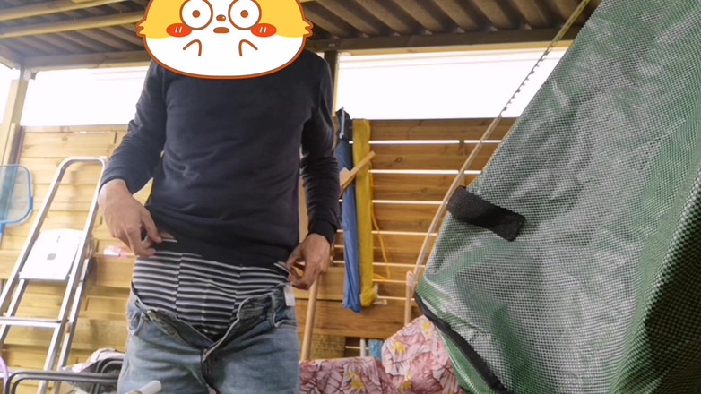 Rafael Torreano: Branlette en plein air en fumant une cigarette