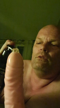 Ein Arschfick Für Die Schlampe Mit Dem Dildo Und Kondom