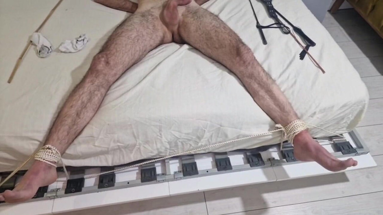Mistressrola: Раздели это и привяжи к кровати