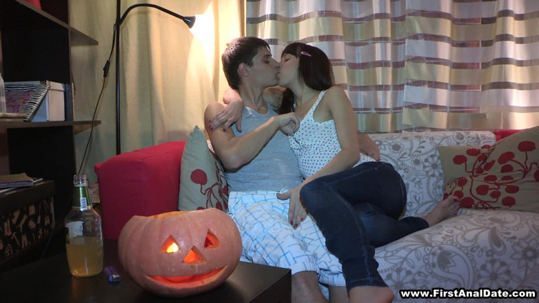 Teens Analyzed: Primer sexo anal en Halloween