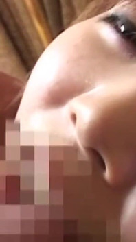 Mladá prsatá asijská manželka pohltí tvrdého ptáka milence