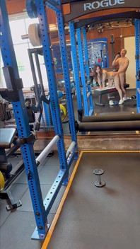 Fată drăguță asiatică sportivă Chloe Lin futută de antrenorul ei cu pulă mare