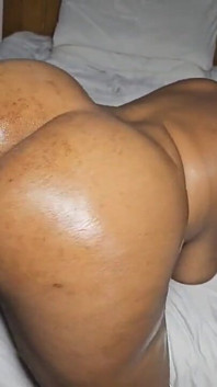 Traindo a esposa da casa sendo oleada por garoto da casa