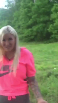 Rubia salvaje tetona Jarushka Ross se encuentra con la tripulación turística por casualidad y folla en el lago