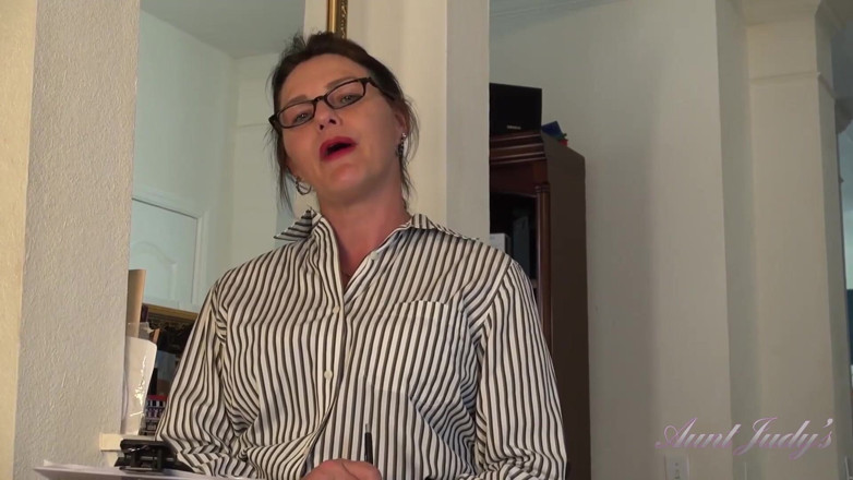 Aunt Judy's: TanteJudys - rondborstige rijpe harige amateur Joana is je nieuwe secretaresse