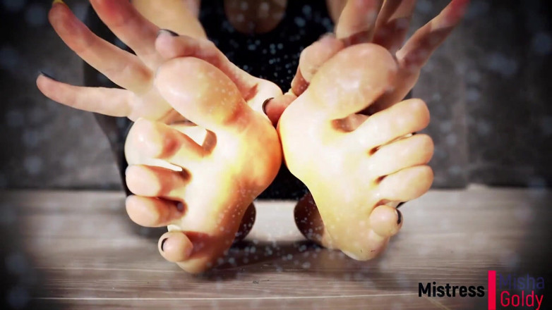 Goddess Misha Goldy: Deny your orgasm again and again over my oiled feet !...