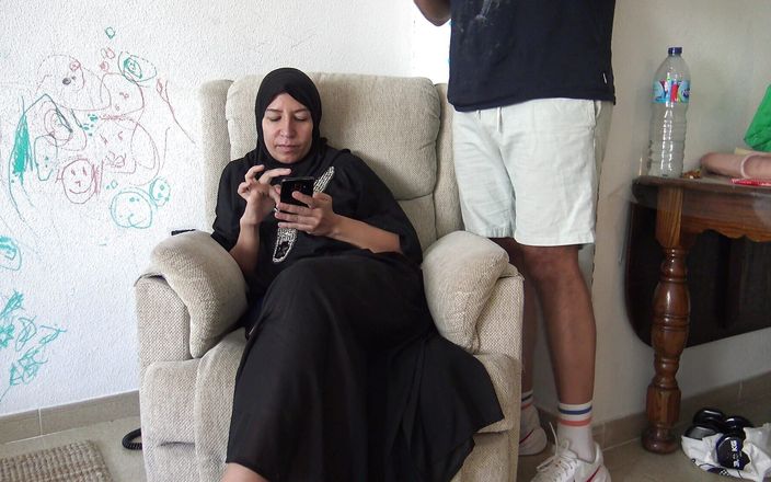 Souzan Halabi: Une musulmane arabe excitée regarde de la porno avec son...
