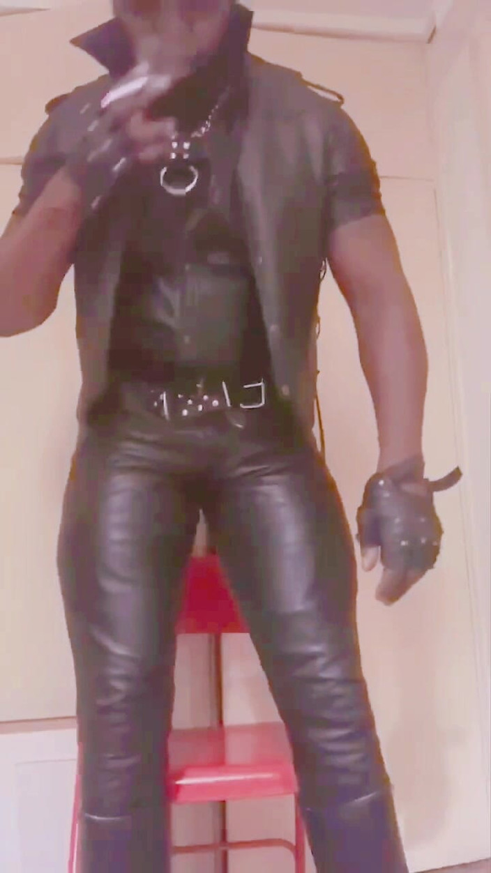 Black smoking muscle stepdad: Skóra palenie duży tyłek tata