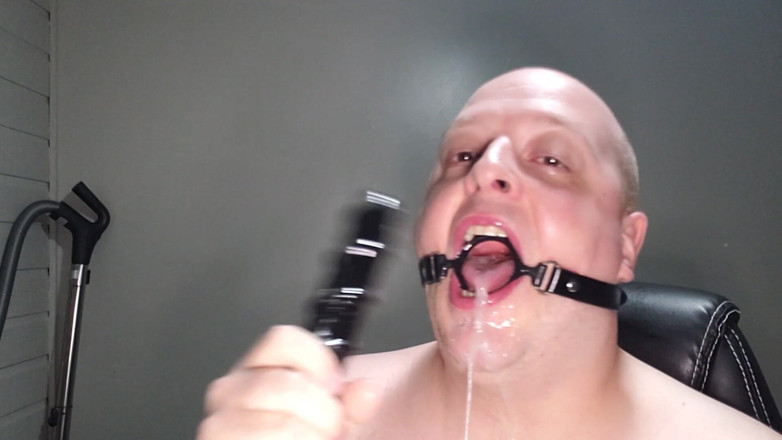 Charlieboy69: Nedbalý deepthroat 18 palcového robertka s roubíkem