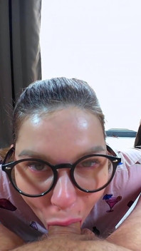 Sexy holka v brýlích dostává výstřik do krku po hlubokém kouření