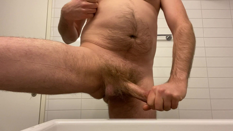 Beardedcummer: Owłosiony niedźwiedź masuje prostatę, spuści i zjada mleko