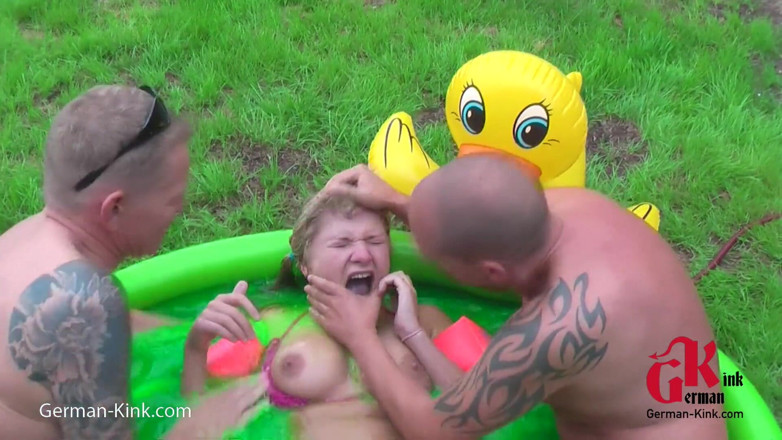 German Kink: Blonde meid wordt buitenshuis gedomineerd in trio-actie