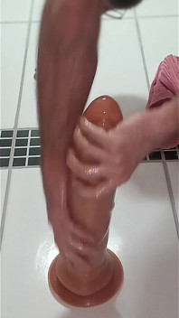 În Baie Băgându-mi Dildo-urile În Fund