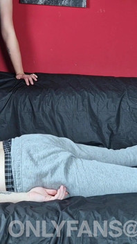 Vette rugmassage met hete amateurvoeten
