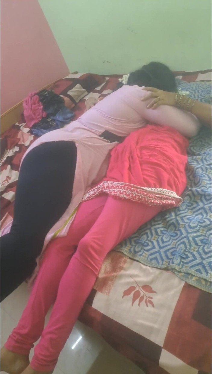 Tamil lesbian: 彼氏に捕まったレズビアンのおばさん