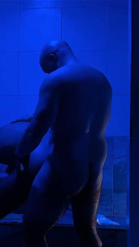 Urso musculoso fode latino na sauna gay