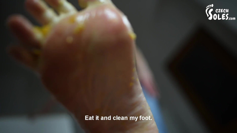 Czech Soles - foot fetish content: Aku akan menghancurkan buah-buahan dan kamu akan menjilatinya dari kakiku!