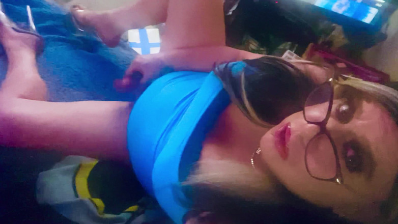 Krissy Sweets: Krissy sweet si accarezza il suo cazzo