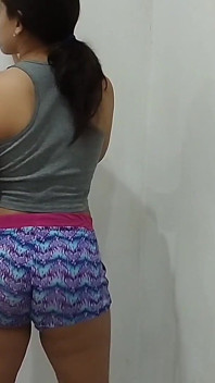 Fofa latina menina Twerks em shorts de bunda