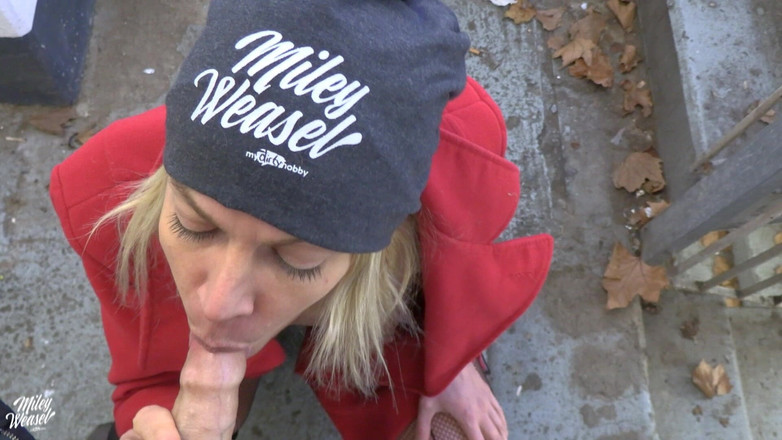 Miley Weasel: Geile blondine fickt brocken im parkhaus