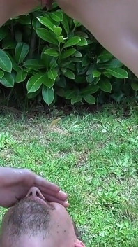 Awek blonde bertatu bertetek besar kencing seorang lelaki dengan zakar besar di mukanya dan dia menikmati setiap titisannya