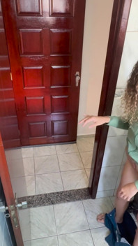 Un si sgrilletta contro la sua sorellastra in bagno