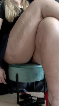 Leg Show Upskrt i Pail Nogi na Niskim Stołku Staring My Soczyste Uda.