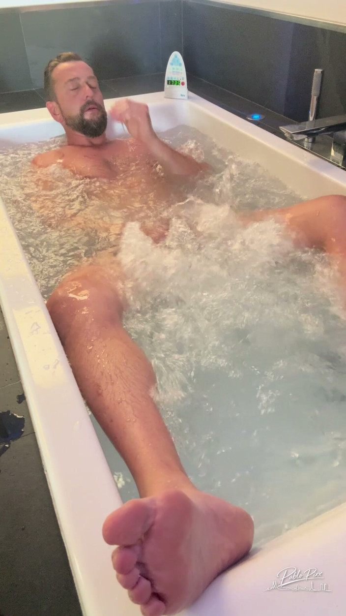Pablo Pixx: Hung Italian Jerks off Alone in His Penthouse Bathtub