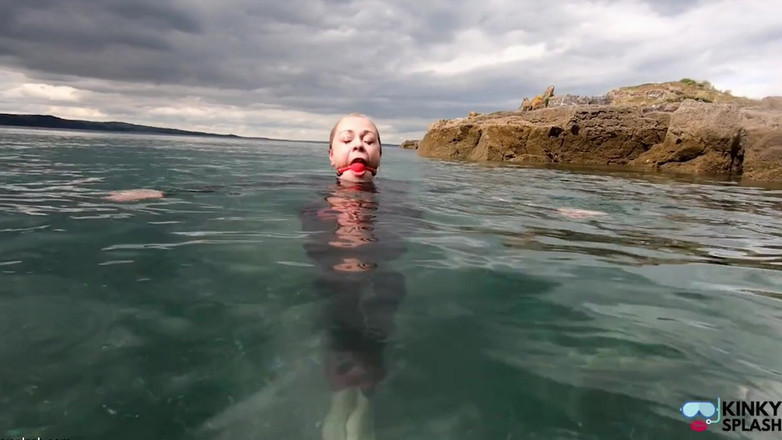 UKCuteGirl Lucy Lauren: ウェットスーツのボールギャグ付きオーシャンロープボンデージ