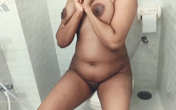 Banglasexycouple: Una ragazza calda è andata alla doccia e si è eccitata così...