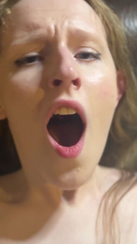 Pár Na Misionáře a Cowgirl Mají Sex S Creampie