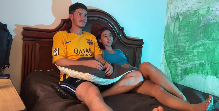 bitchsultry: Mă uit la TV cu sora mea vitregă și o fac...