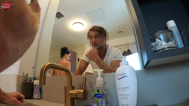 Texas Patti: 继子在浴室里被勾引