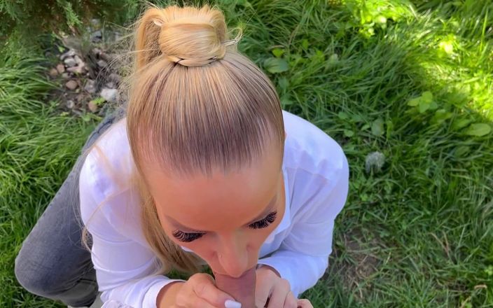 Femdom Sex: Blond slampa avsugning med ansiktsbehandling i trädgården