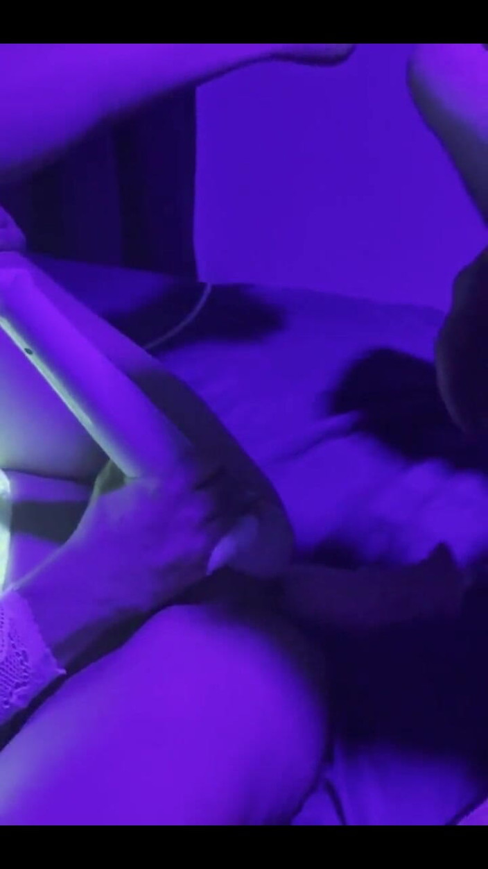 Zoey Portland: Une blonde sexy joue à la coquine après les heures de...