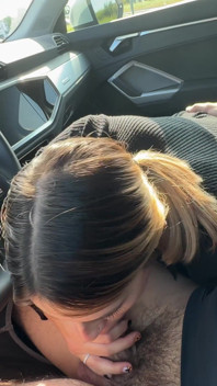 Muito buceta loira chupa pau no estacionamento do shopping para conseguir uma bolsa de grife