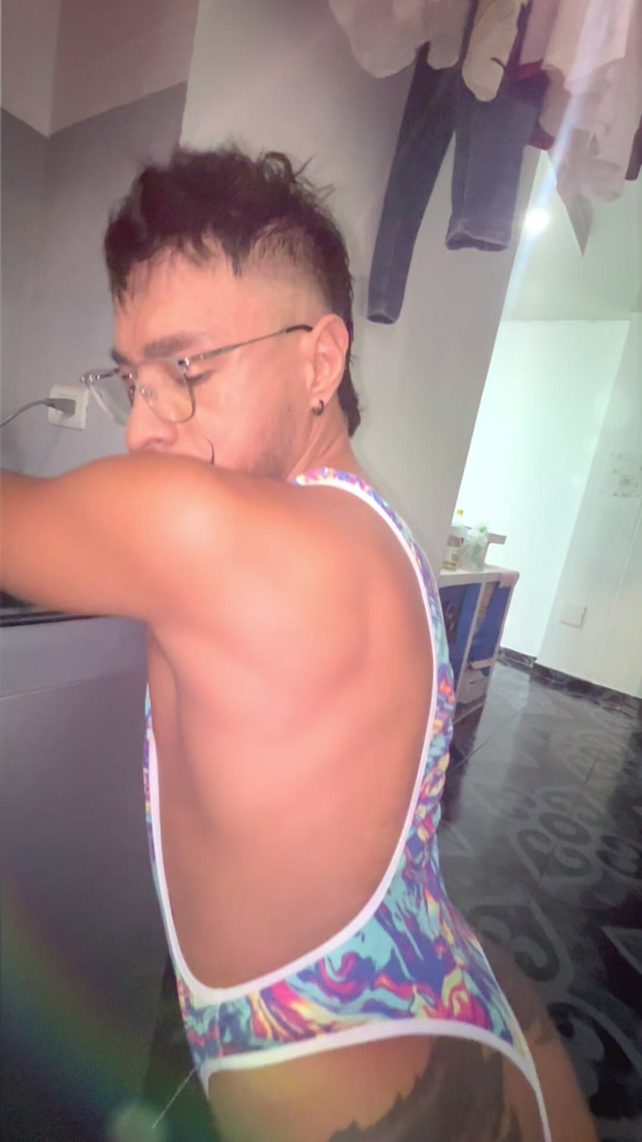 Tomas Styl: Rough Brunette Ass Xl in the Laundromat He Masturbates Hard...