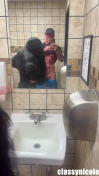 Waffle House En Primer Plano En Baño Público Follando Con Jasper Y Nicole